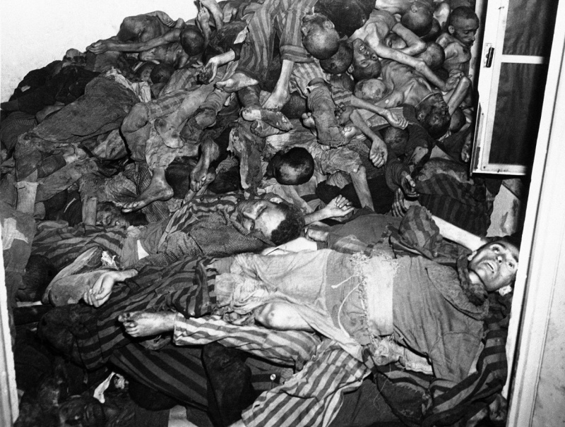 Груда трупов узников в помещении крематория концлагеря Дахау